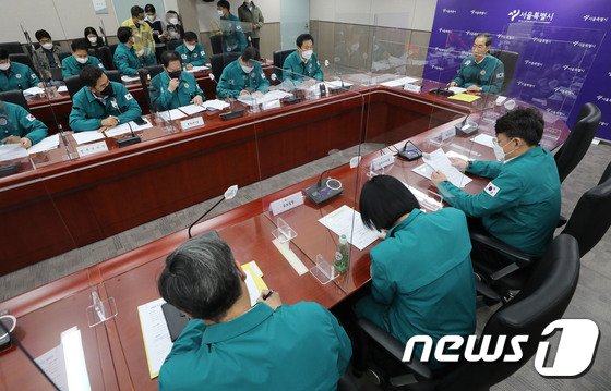 30日午後、対応会議で冒頭発言をするハン・ドクス（韓悳洙）首相(c)news1