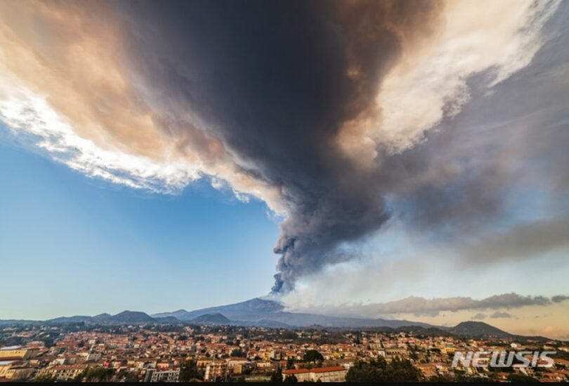 イタリア南部シチリア島のエトナ火山から火山灰が噴出している(c)AP/NEWSIS