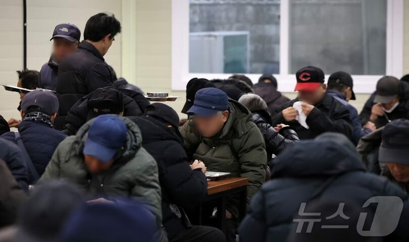 2025年12月4日、ソウル市鍾路区のタプコル公園にある円覚寺の無料給食所(c)news1