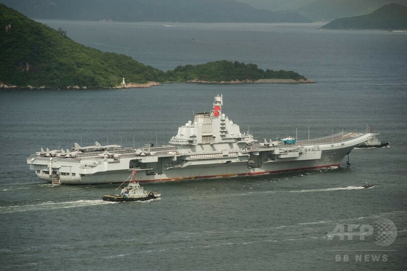 中国の空母「遼寧」が香港に寄港 軍事力を誇示