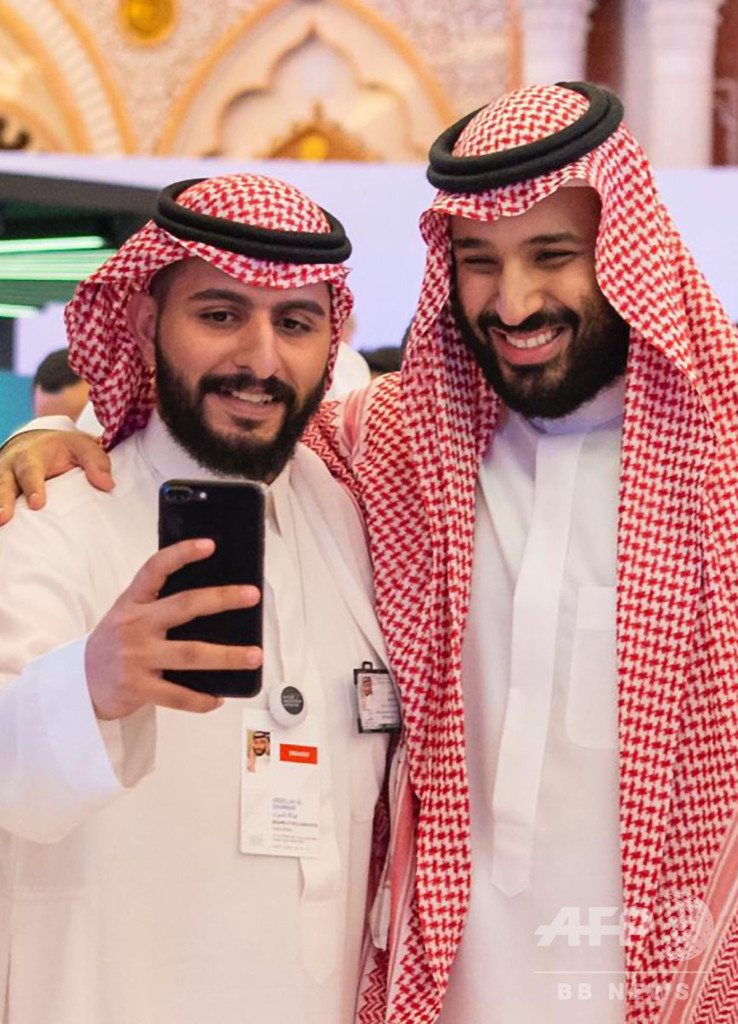 「砂漠のダボス会議」にサルマン皇太子、参加者と談笑 自撮りも