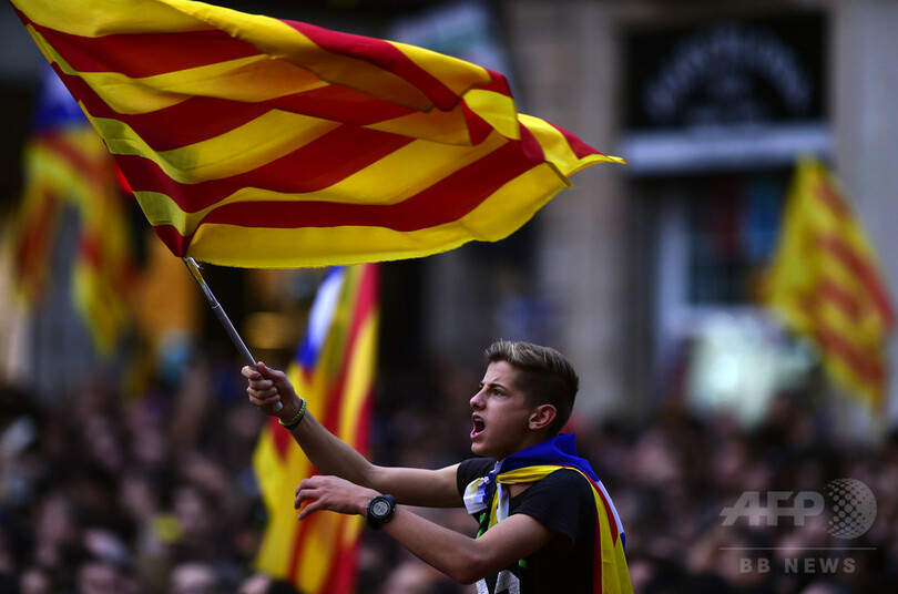 独立宣言、交錯する歓喜と不安 バルセロナ市民の声