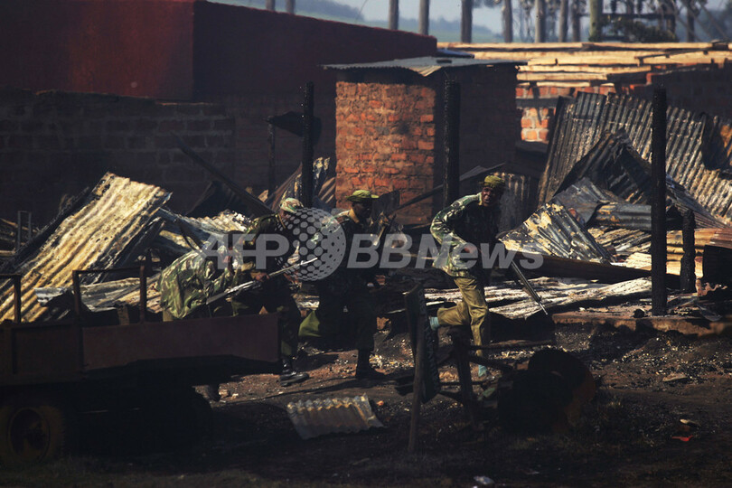 ケニアの民族衝突止まず、弓矢で自衛する町も