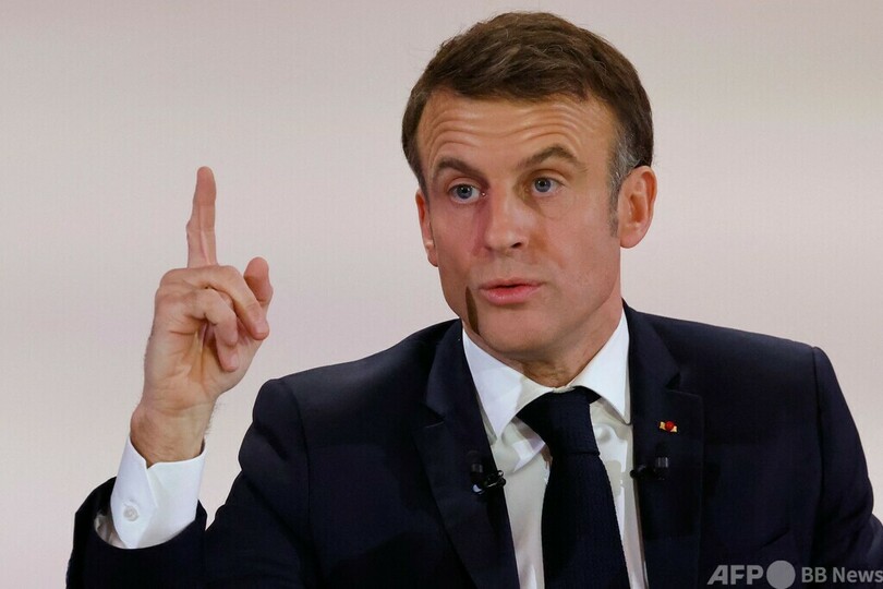仏公立学校、制服を試験導入へ 大統領