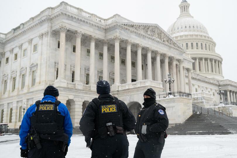 トランプ氏恩赦の米議会襲撃者、交通検問中の警官が射殺