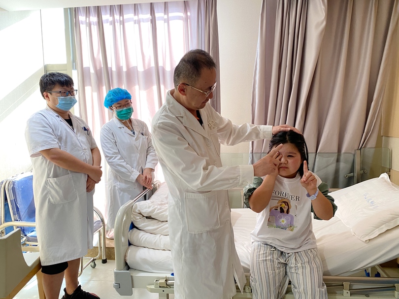リス族の少女、眼科医らの支援で視力を回復　雲南省