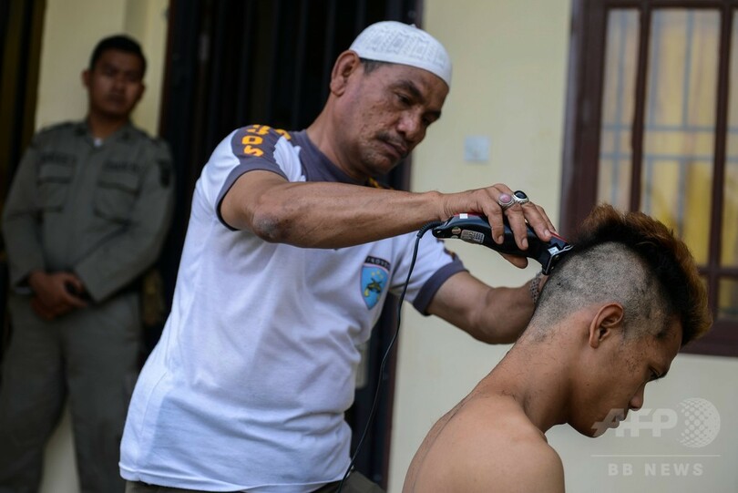パンクロックは取り締まり対象、愛好者を丸刈りに インドネシア