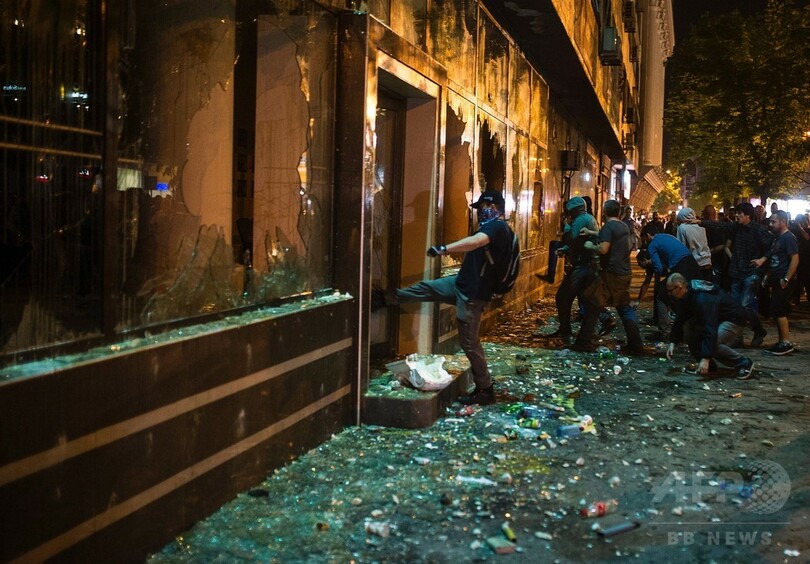 デモ隊が大統領府に放火 マケドニア、盗聴疑惑で抗議激化