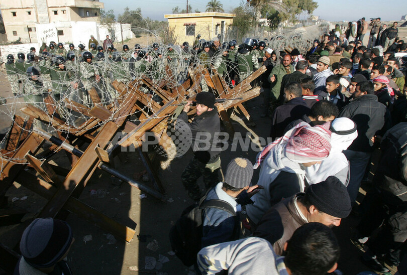 エジプト軍とハマス、ガザの境界壁を閉鎖