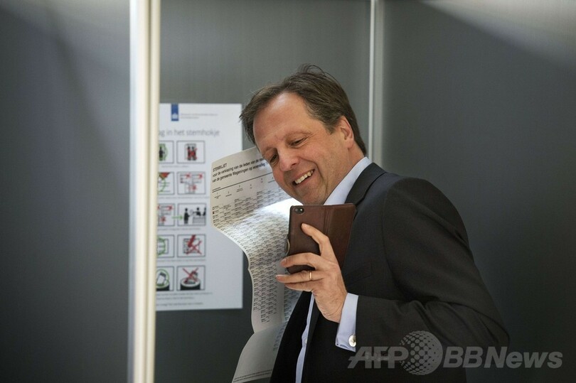 投票所でも「自分撮り」、地方選のオランダで投稿相次ぐ