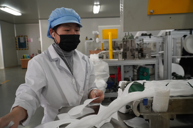 学校再開を控え、子供用マスクの生産が加速 中国・浙江省