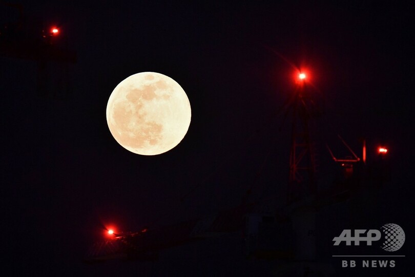 欧州各地で スーパー スノー ムーン 観測 今年最大 写真25枚 国際ニュース Afpbb News