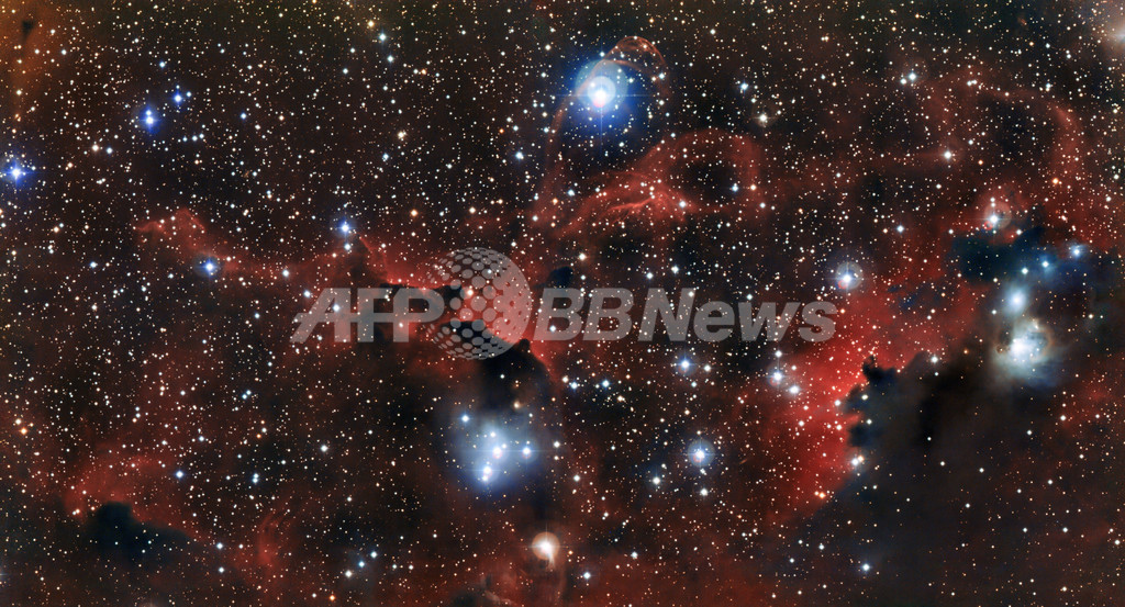 わし星雲の翼を形作るガスや塵の筋、ESOが画像公開 わし星雲の翼を形作るガスや塵の筋、ESOが画像公開