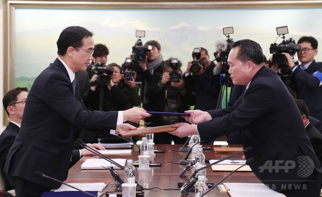北朝鮮と韓国、軍事協議の開催と平昌五輪への北選手団派遣で合意 北朝鮮と韓国、軍事協議の開催と平昌五輪への北選手団派遣で合意