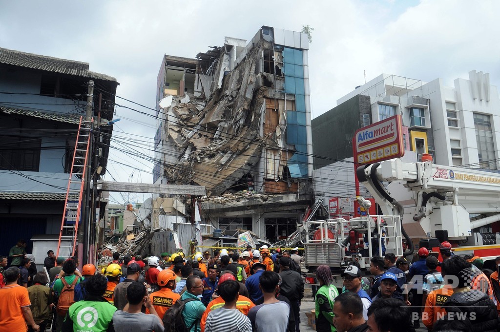 インドネシア首都でビルの一部崩壊 2人負傷 豪雨が原因か 写真8枚 国際ニュース Afpbb News