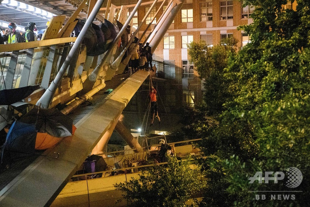 香港デモ隊、大学からロープで脱出 当局の包囲逃れる