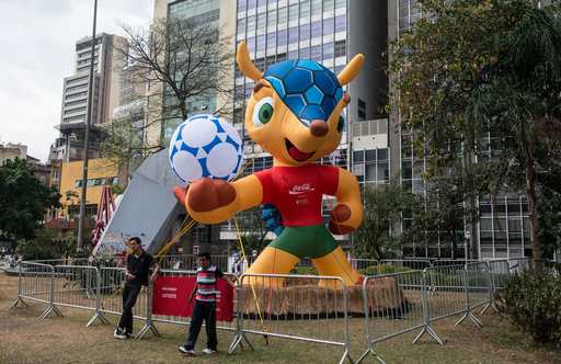 2014年サッカーW杯の巨大マスコットが登場 写真10枚 国際ニュース：AFPBB News