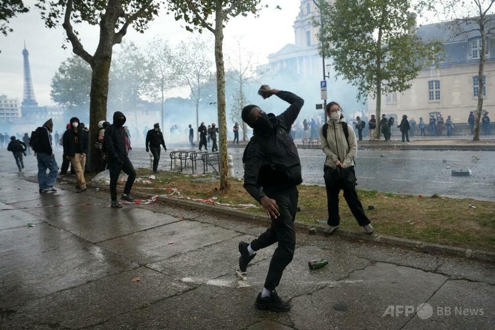 マクロン仏大統領、高校生デモが政治勢力に「利用されている」と発言　首相は極左を名指し