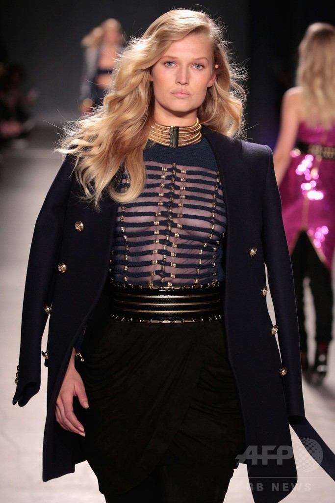 「バルマン×H&M」ファッションショー、ニューヨークで開催