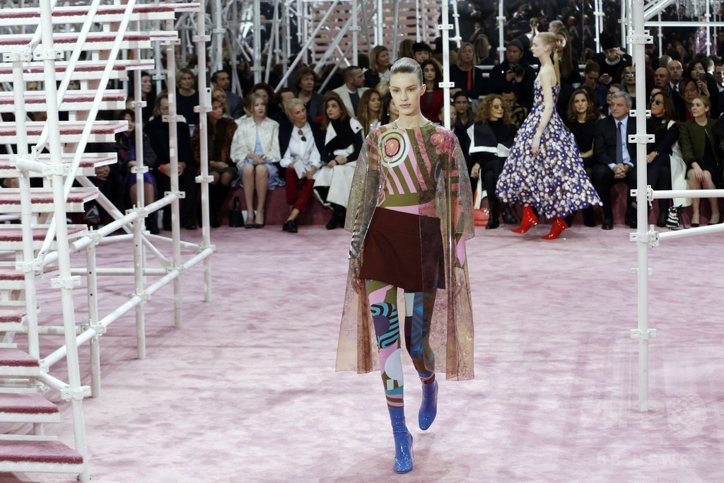 50～70年代の要素を取り入れた新たな女性像を提案、「ディオール」15年春夏オートクチュール