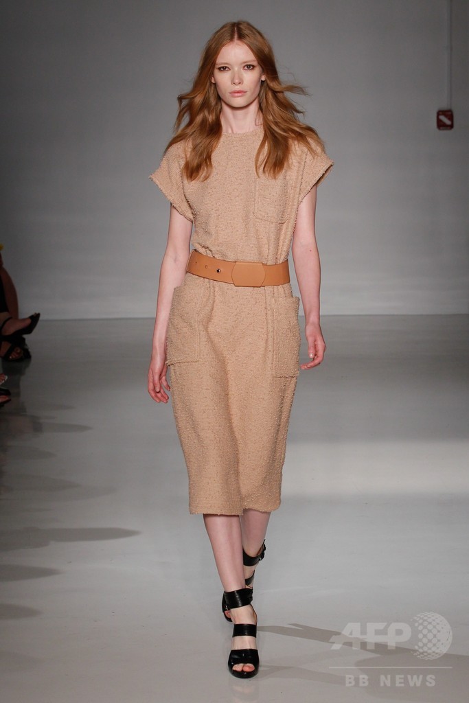 膝下丈のスカートでエレガントに、「ジル・スチュアート」15年春夏