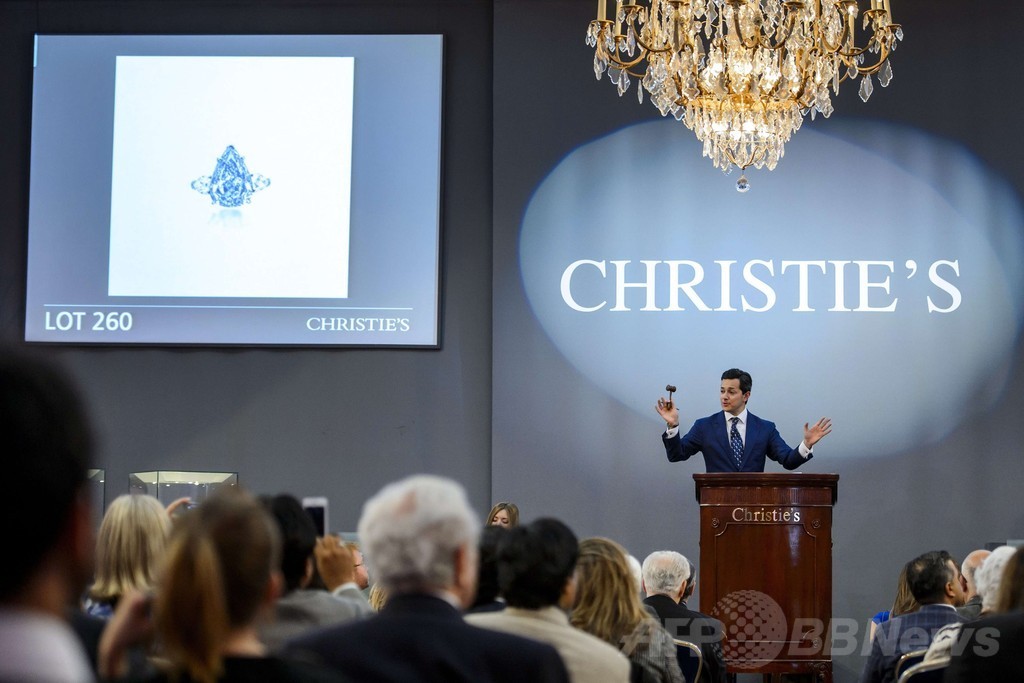 世界最大のブルーダイヤ、24億円で落札