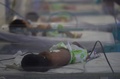 インド中部グワリオルの政府が運営する病院の産科病棟で撮影された新生児たち（2016年4月26日撮影）。(c)AFP/MONEY SHARMA