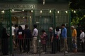 区議会議員選挙中の香港で、投票所前に並ぶ市民ら（2019年11月24日撮影）。(c)Ye Aung Thu / AFP