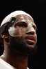 13-14NBA、マイアミ・ヒート（Miami Heat）対シャーロット・ボブキャッツ（Charlotte Bobcats）。保護マスクを着けたマイアミ・ヒートのレブロン・ジェームズ（LeBron James、2014年3月3日撮影）。(c)AFP/Getty Images/NBAE/Issac Baldizon 