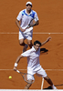男子テニス、国別対抗戦のデビスカップ（Davis Cup 2012）は6日、ワールドグループ準々決勝が各地で行われ、クロアチアはアルゼンチンとの通算成績を1勝2敗とした。

クロアチアのマリン・チリッチ（Marin Cilic）/イボ・カルロビッチ（Ivo Karlovic）組は6-3、6-7、3-6、7-6、6-8でアルゼンチンのダビド・ナルバンディアン（David Nalbandian）/エドゥアルド・シュワンク（Eduardo Schwank）組に敗れた。

試合に臨むイボ・カルロビッチ（奥）とマリン・チリッチ（2012年4月7日撮影）。(c)AFP/ALEJANDRO PAGNI