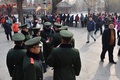 中国・北京で、春節で寺院に集まった人々を監視する武装警察官（2018年2月19日撮影）。(c)GREG BAKER / AFP