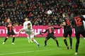 23-24ドイツ・ブンデスリーガ1部第23節、バイヤー・レバークーゼン対マインツ05。同点ゴールを決めるマインツ05のドミニク・コール（左手前、2024年2月23日撮影）。(c)INA FASSBENDER/ AFP