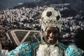 ブラジルのリオデジャネイロ（Rio de Janeiro）で行われた2014年のリオのカーニバルのクイーンとキング・モモ（King Momo）を選ぶイベントに登場した、キング・モモの候補者（2013年11月8日撮影）。(c)AFP/YASUYOSHI CHIBA