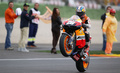 世界ロードレース選手権（WGP 2012）第18戦バレンシアGPは11日、スペインのバレンシア・サーキット（Circuit de la Comunitat Valenciana Ricardo Tormo）でMotoGPクラス決勝が行われ、レプソル・ホンダ（Repsol Honda）のダニ・ペドロサ（Dani Pedrosa）が48分23秒819で優勝を飾った。

優勝し喜ぶレプソル・ホンダ（Repsol Honda）のダニ・ペドロサ（2012年11月11日撮影）。(c)AFP/JOSE JORDAN