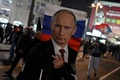 セルビアの首都ベオグラードで、右派の呼び掛けで行われたロシアのウクライナ侵攻を支持する集会の様子（2022年3月4日撮影）。(c)Andrej ISAKOVIC / AFP