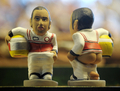 　スペイン・カタルーニャ（Catalonia）地方で、今年もクリスマス恒例の排便人形「カガネル（Caganer、「排便」の意）がお目見えした。カタルーニャでは、クリスマスシーズンになると有名人が排泄する姿を模した陶器の人形を自宅内に隠し、招待客に探させるのが恒例行事となっている。18世紀から続く風習で、カガネルは翌年の豊穣（ほうじょう）、希望、繁栄の象徴とされている。

　写真は、バルセロナ（Barcelona）のクリスマス市に登場した英国人F1ドライバー、ルイス・ハミルトン（Lewis Hamilton）選手のカガネル（2009年12月21日撮影）。(c)AFP/LLUIS GENE
