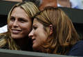 テニス、ウィンブルドン選手権（%%The Championships Wimbledon 2009%%）男子シングルス準決勝。大会第2シードのロジャー・フェデラー（%%Roger Federer%%、スイス）は、大会第24シードのトミー・ハース（%%Tommy Haas%%、ドイツ）と対戦。フェデラーは7-6、7-5、6-3のストレートでハースを退け、グランドスラム（4大大会）では通算20度目、ウィンブルドンでは7年連続となる決勝進出を果たした。写真は試合を観戦するトミー・ハースの婚約者サラ・フォスター（Sara Foster）さん（左）とロジャー・フェデラーの妻ミルカ・バブリネック（Mirka Vavrinec）さん（右）。（2009年7月3日撮影）(c)AFP/ADRIAN DENNIS