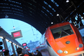 イタリアで13日に開通した高速鉄道用新線の車両「Freccia Rossa」。ミラノ中央駅に停車中。営業運転は翌14日から開始。高速化によりミラノ－ローマ間の所要時間が3時間30分に短縮される（2008年12月13日撮影）。(c)AFP/GIUSEPPE CACACE