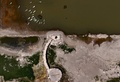 メキシコ・ハリスコ州のチャパラ湖で、元の湖岸沿いの遊歩道と約200メートル離れた場所に係留されたボート（2024年6月6日撮影）。(c)Ulises Ruiz / AFP