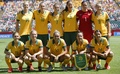 女子サッカーW杯カナダ大会・準々決勝、オーストラリア対日本。試合前の写真撮影に臨むオーストラリアの選手（2015年6月27日撮影）。(c)AFP/Getty Images/Kevin C. Cox