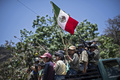 メキシコ・ゲレロ州アヤウアルテンパで自警団が組織した戦闘訓練に参加し、トラックで移動する少年ら（2021年4月10日撮影）。(c)PEDRO PARDO / AFP
