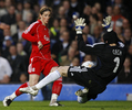 チェルシーのGKペトル・チェフ（%%Petr Cech%%）にチャンスを阻まれるリバプールのフェルナンド・トーレス（%%Fernando Torres%%）。（2008年4月30日撮影）(c)AFP/ADRIAN DENNIS