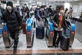 東京駅の新幹線乗り換え口改札を通る人（2022年12月29日撮影）。(c)Richard A. Brooks / AFP