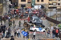 イタリア・フィレンツェで、アルノ川に沿って陥没した土手に集まった消防士たち（2016年5月25日撮影）。(c)AFP/CLAUDIO GIOVANNINI