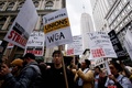 米ニューヨーク市内で行われたWGAのデモ（2023年5月2日撮影）。(c)Leonardo Munoz / AFP