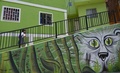 南米コロンビア・メデジン（Medellin）の最貧国地区のひとつ「コムーナ13（Comuna 13）」の街中に描かれた絵（2014年4月1日撮影）。(c)AFP/Raul ARBOLEDA