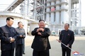 北朝鮮の平安南道順川で肥料工場の竣工式に出席した金正恩（キム・ジョンウン）朝鮮労働党委員長。この写真は第三者が公表したものであり、AFPはこの画像の真正性、撮影地、撮影日、内容について独自に確認することができません（2020年5月1日撮影、同月2日朝鮮中央通信配信）。(c)AFP PHOTO/KCNA VIA KNS
