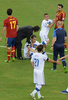 サッカーコンフェデレーションズカップ2013（Confederations Cup 2013）は27日、フォルタレーザ（Fortaleza）で準決勝が行われ、スペインが7-6でイタリアとのPK戦を制し、ブラジルとの決勝に進出した。

試合後、落胆した様子でピッチに座り込むイタリアのレオナルド・ボヌッチ（Leonardo Bonucci、2013年6月27日撮影）。(c)AFP/YASUYOSHI CHIBA
