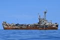 南シナ海・アユンギン礁（セカンド・トーマス礁）にフィリピンが意図的に座礁させた戦車揚陸艦「シエラマドレ」（2023年11月10日撮影、資料写真）。(c)JAM STA ROSA / AFP