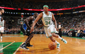 11-12NBA、ボストン・セルティックス（Boston Celtics）対オーランド・マジック（Orlando Magic）。ドライブを仕掛けるボストン・セルティックスのポール・ピアース（Paul Pierce、右、2012年4月18日撮影）。(c)AFP/Getty Images/NBAE/Brian Babineau